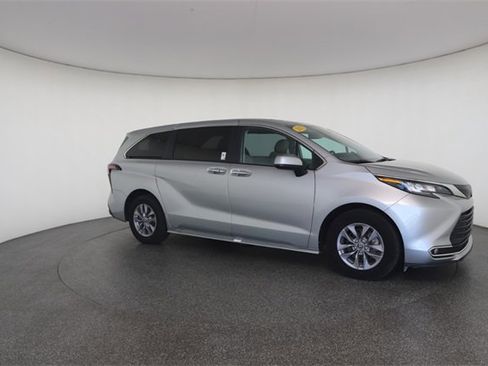Used 2023 Toyota Sienna XLE image 26