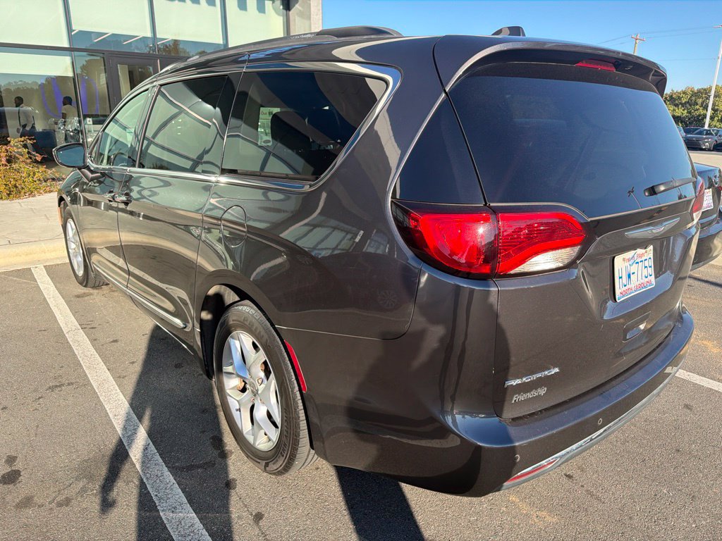 Used 2017 Chrysler Pacifica Touring-L w/ Tire & Wheel Group FWD image 7