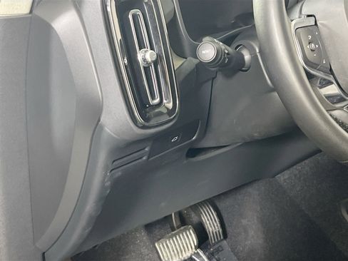 Used 2023 Volvo XC40 B5 Plus image 10