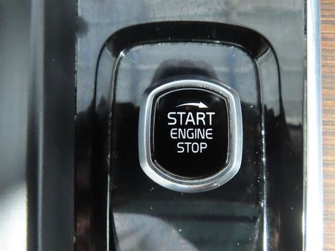 Used 2023 Volvo XC60 B5 Plus image 21