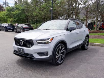 Used 2022 Volvo XC40 T5 R-Design w/ Advanced Package