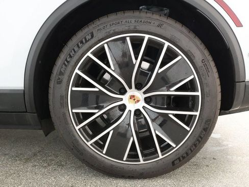 Used 2025 Porsche Macan Electric w/ Premium Package image 7