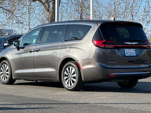 Used 2022 Chrysler Pacifica Touring-L image 6