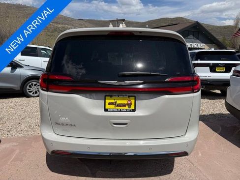 Used 2021 Chrysler Pacifica Touring-L w/ Premium & Safety Sphere Group FWD image 5