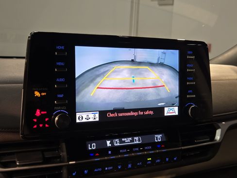 Used 2024 Toyota Sienna Platinum FWD image 32