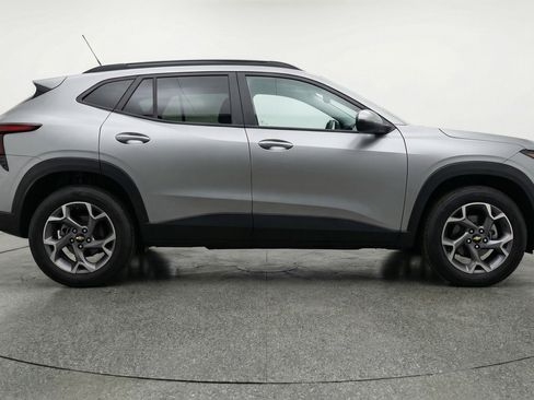 Used 2025 Chevrolet Trax LT w/ LT Convenience Package image 11
