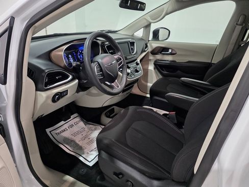 Used 2022 Chrysler Voyager LX image 17