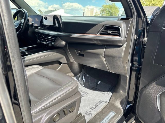 Used 2025 Chevrolet Suburban Z71 AWD/4WD image 38