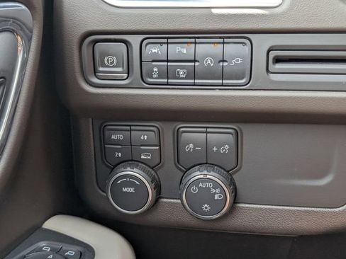 Used 2022 Chevrolet Suburban LT w/ Luxury Package image 28