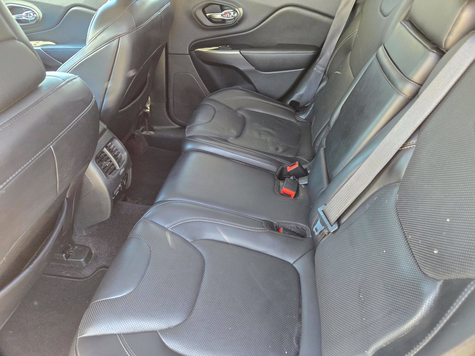Used 2019 Jeep Cherokee Limited w/ Luxury Group AWD/4WD image 11