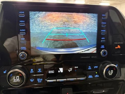 Used 2022 Toyota Highlander XLE AWD/4WD image 9