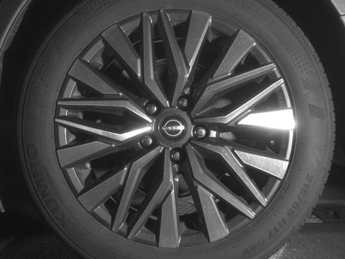 Used 2025 Nissan Altima 2.5 SV FWD image 11