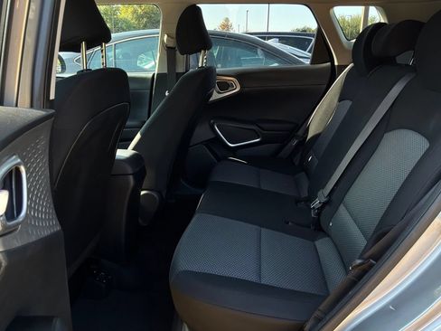 Used 2025 Kia Soul LX w/ LX Technology Package FWD image 12