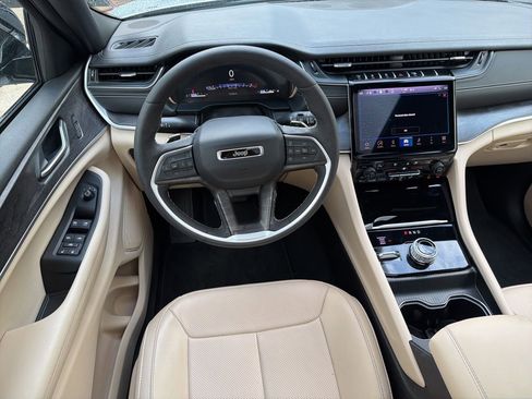 Certified 2025 Jeep Grand Cherokee L Limited w/ Luxury Tech Group II AWD/4WD image 5