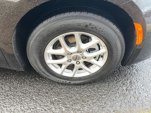 Used 2022 Chrysler Pacifica Touring-L image 14