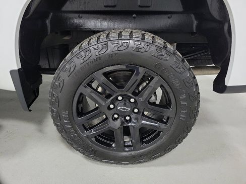 Used 2024 Chevrolet Silverado 1500 LT Trail Boss w/ Convenience Package II image 9