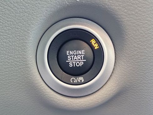 Used 2023 Chrysler Pacifica Touring-L image 6