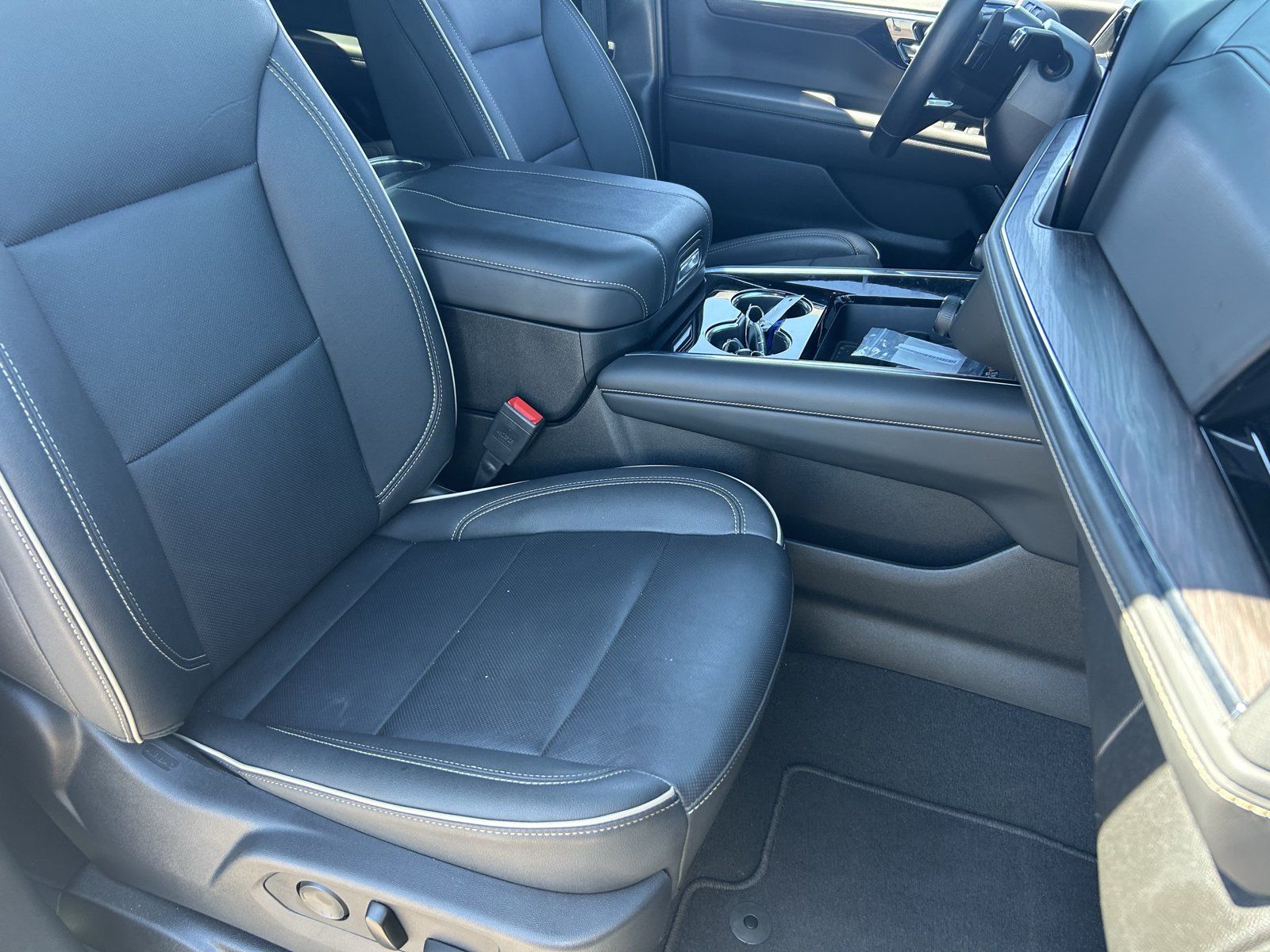 Certified 2026 Chevrolet Suburban Premier AWD/4WD image 11