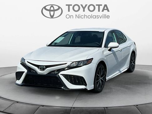 Used 2021 Toyota Camry SE image 1