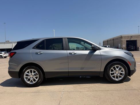Used 2023 Chevrolet Equinox LS w/ LS Convenience Package FWD image 4