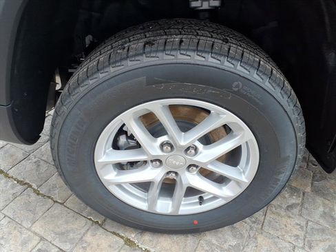 New 2025 Jeep Grand Cherokee L Laredo image 17