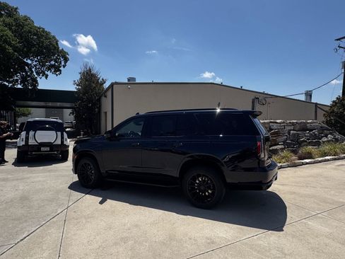 Used 2023 Cadillac Escalade Premium Luxury AWD/4WD image 3