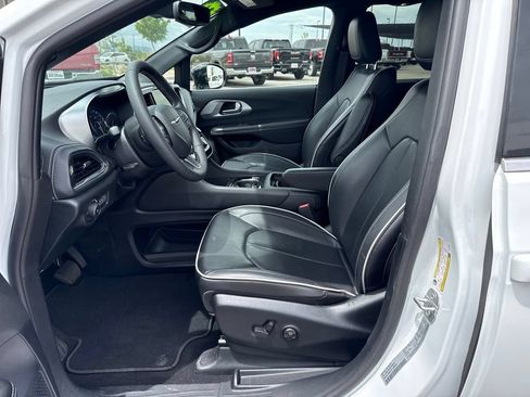 Used 2026 Chrysler Pacifica Limited FWD image 26