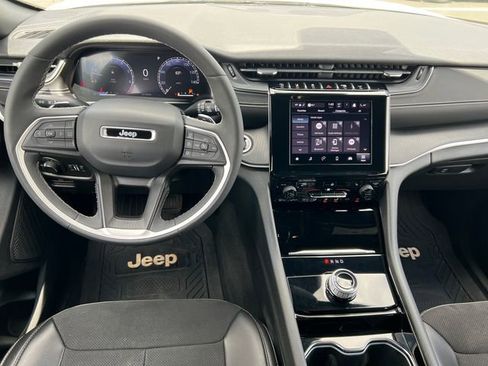 Used 2023 Jeep Grand Cherokee Altitude AWD/4WD image 3