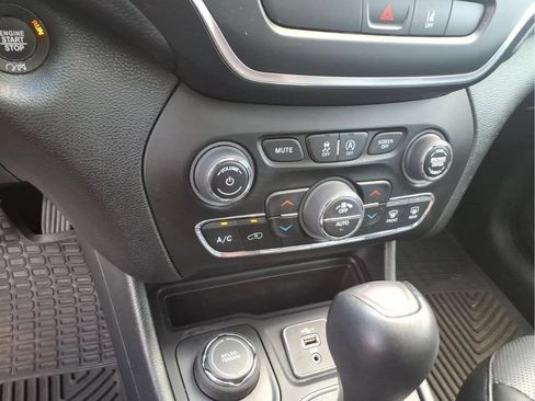 Used 2022 Jeep Cherokee Latitude Lux w/ Sun & Sound Group AWD/4WD image 23