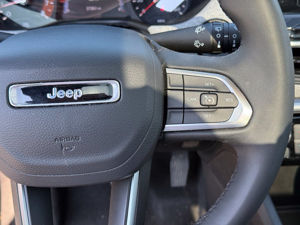 Used 2025 Jeep Compass Latitude w/ Sun & Sound Group AWD/4WD image 16