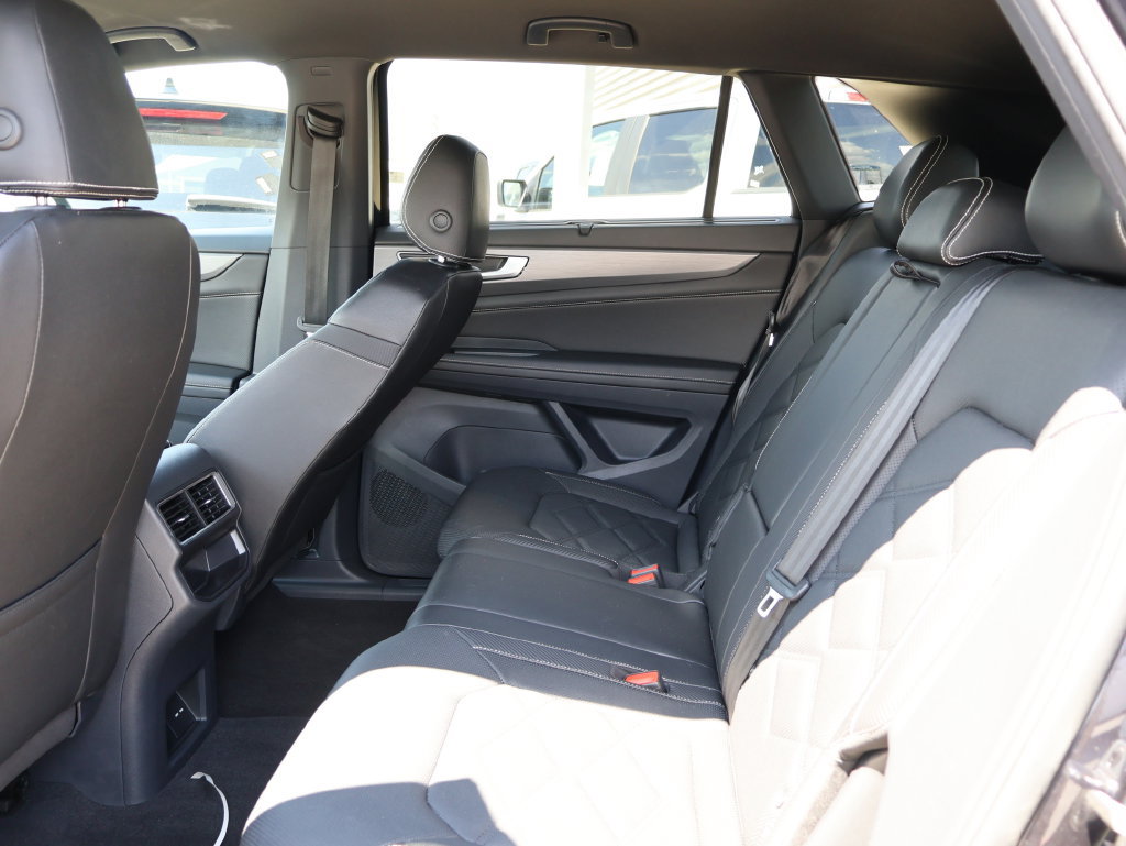 Used 2025 Volkswagen Atlas Cross Sport SE FWD image 17
