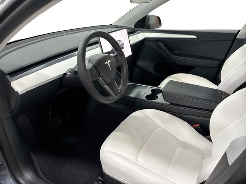 Certified 2023 Tesla Model Y Long Range AWD/4WD image 9