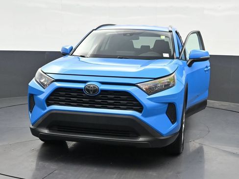 Used 2020 Toyota RAV4 LE FWD image 9