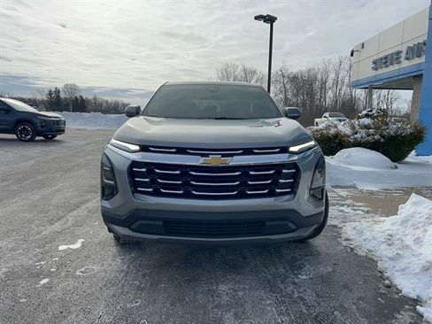 Used 2025 Chevrolet Equinox LT image 2