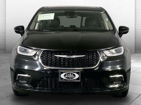 Used 2024 Chrysler Pacifica Touring-L FWD image 2