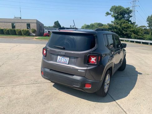 Used 2017 Jeep Renegade Latitude FWD image 7