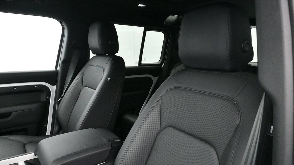 Used 2025 Land Rover Defender 110 S AWD/4WD image 4