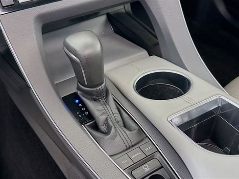 Used 2019 Toyota Avalon Limited image 19