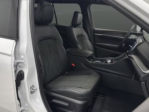 New 2026 Jeep Grand Cherokee Altitude image 22