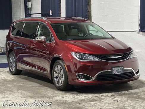 Used 2018 Chrysler Pacifica Limited FWD image 1