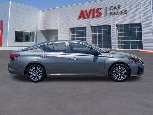 Used 2024 Nissan Altima 2.5 SV FWD image 2