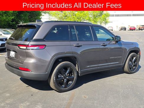 Used 2023 Jeep Grand Cherokee Altitude RWD image 3