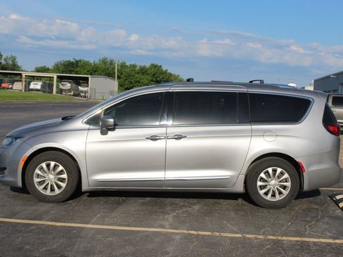 Used 2019 Chrysler Pacifica Touring-L FWD image 3