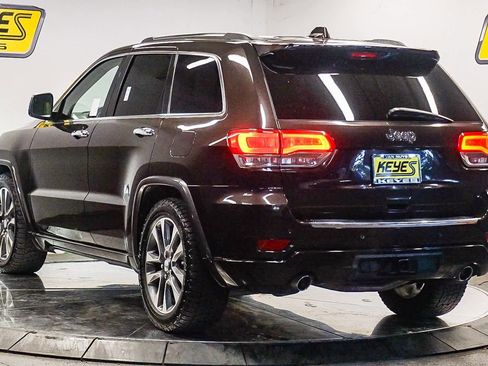 Used 2017 Jeep Grand Cherokee Overland image 2