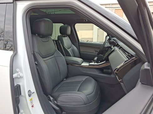 Used 2025 Land Rover Range Rover Sport Dynamic SE AWD/4WD image 3