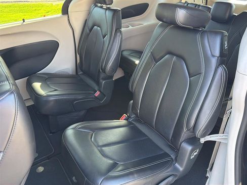 Used 2023 Chrysler Pacifica Touring-L FWD image 6