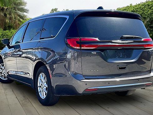 Used 2023 Chrysler Pacifica Touring-L image 11