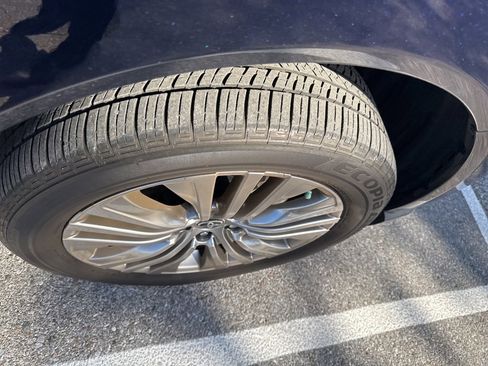 Used 2023 Toyota Venza Limited image 4