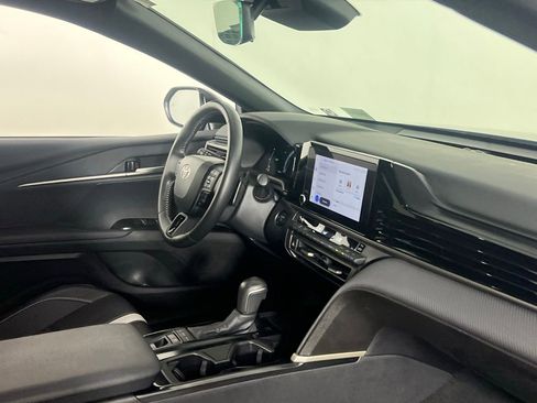 Used 2025 Toyota Camry SE image 32