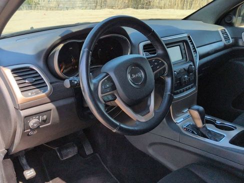 Used 2017 Jeep Grand Cherokee Laredo w/ Quick Order Package 23E AWD/4WD image 2